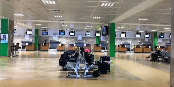 Επιβάτες περιμένουν στο αεροδρόμιο της Χιρόνας - Κόστα Μπράβα.