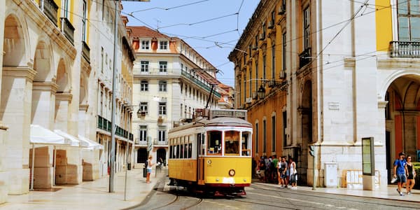 Ένα κίτρινο τραμ σε έναν δρόμο της Λισαβόνας.