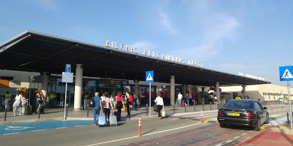 Η είσοδος του αεροδρομίου της Πάφου.