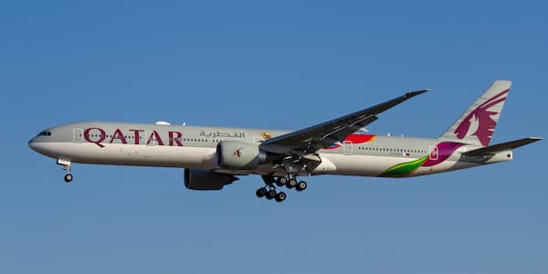 Ένα Boeing 777-300ER της Qatar Airways σε branding του Παγκοσμίου Κυπέλλου FIFA 2022.