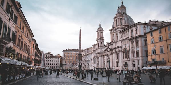 Άνθρωποι που περπατούν στο κέντρο της Ρώμης.