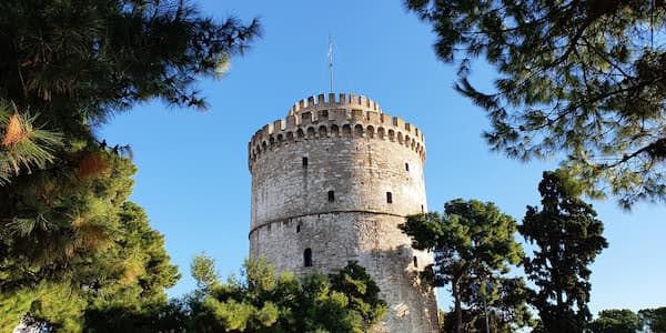 Ο Λευκός Πύργος της Θεσσαλονίκης σε μια ηλιόλουστη μέρα.