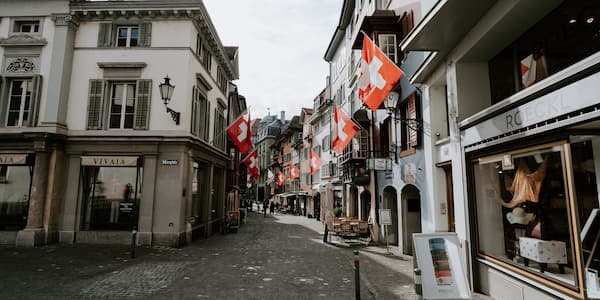 Ένας δρόμος της Ζυρίχης με ακριβά μαγαζιά και σημαιάκια της Ελβετίας.